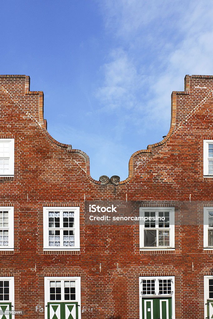 Historische Altbau-Fassade mit charakteristischem Ziegelgiebel