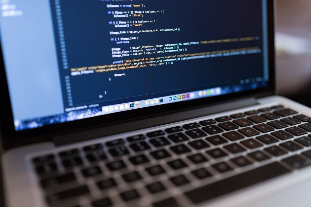 Nahaufnahme eines Laptop-Bildschirms mit Quellcode zu OpenText Content Server